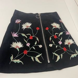 Zara black suede floral embroidered skirt size XS NWT center zip detail